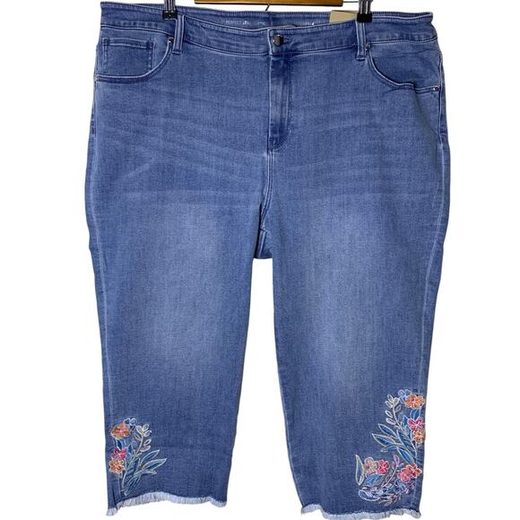 Chico's Jeans Women's Size 4 (20) Embroidered Hem Girlfriend Fray Capri NWT - Picture 1 of 7